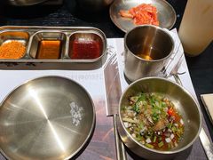 餐具摆设-西塔老太太泥炉烤肉(温州首店万象城黑金店)