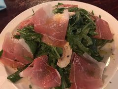 芝麻菜沙拉配风干火腿-羽深肉铺 Steak & Wine