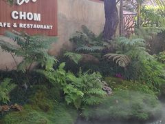-Chom Cafe and Restaurant