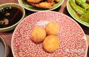Fried Glutinous Rice Balls in Sweet Soup