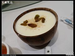 酸奶里有葡萄干和芝麻，很香-阿拉丁新疆风味餐厅·清真(罗廊巷店)