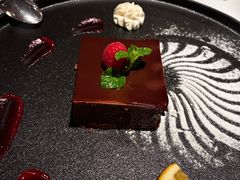 巧克力慕斯蛋糕配煎香蕉-火车头法国西餐厅