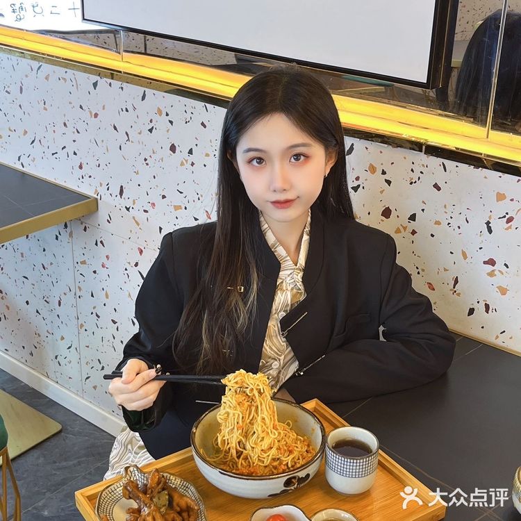 右滑，给大家表演吃128的蟹面