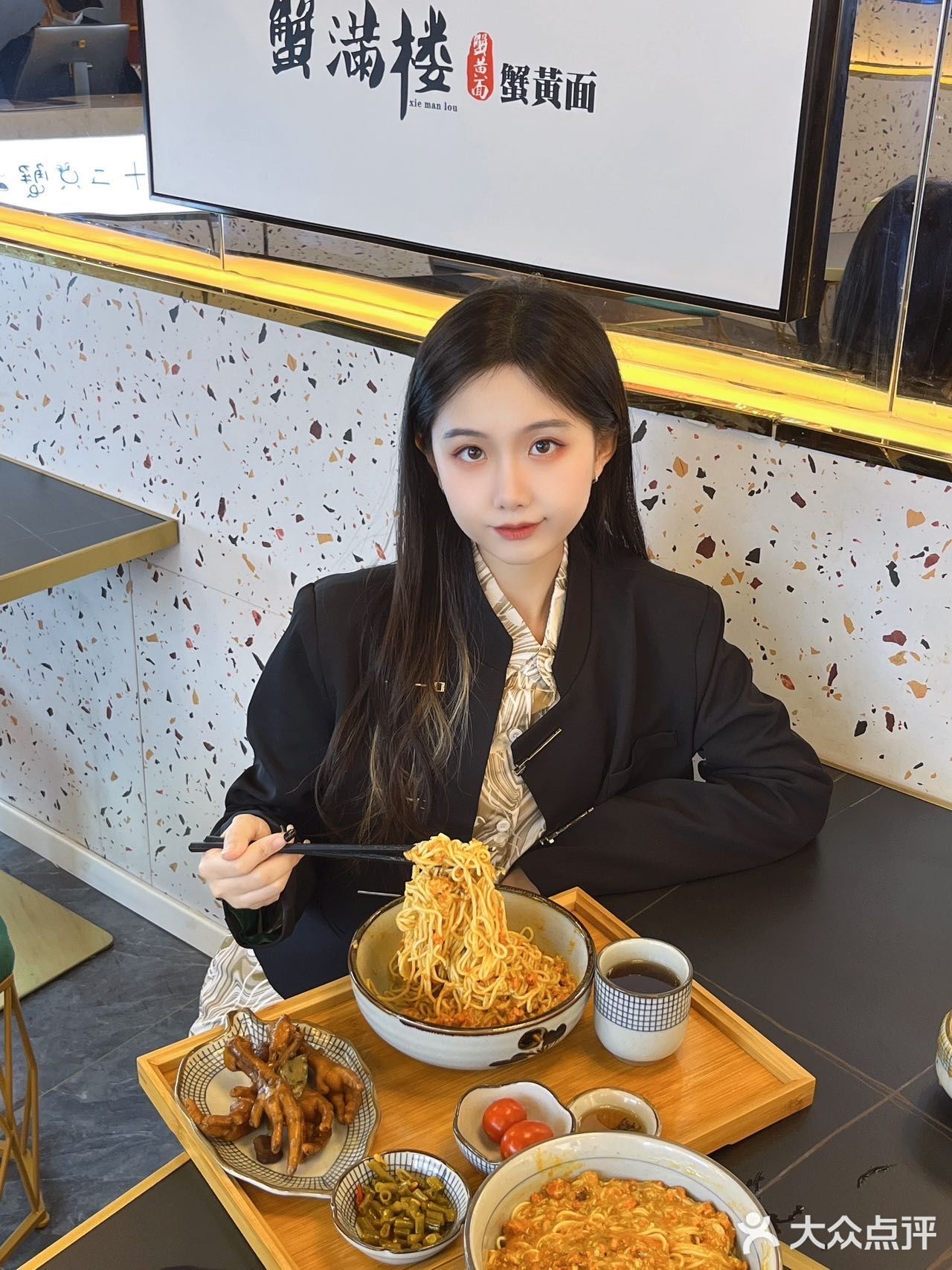 右滑，给大家表演吃128的蟹面