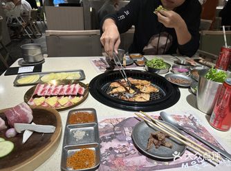 年轻人必打卡的一家烤肉店， 店铺是甜美可爱露营风