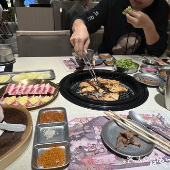 年轻人必打卡的一家烤肉店， 店铺是甜美可爱露营风