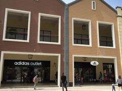 -王府井奥莱临潼小镇(临潼店)