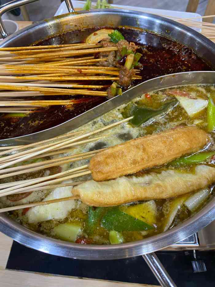 蜀儿郎市井串串(太和路)-"92这家串串的特点是固体底料锅底上桌,锅.
