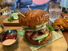 双蛋指椒牛肉汉堡-魏斯理汉堡(西安沣东吾悦店)