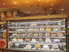 店里的蛋糕展-85度C(深圳佳宁娜店)