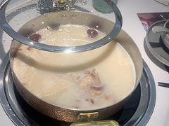 -洪氏嗨捞·广东猪肚鸡·椰子鸡火锅(西咸万象城店)
