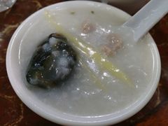 皮蛋瘦肉粥舀出-陈光记烧腊店(罗保博士街店)