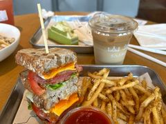 牛肉芝士三明治（*配薯條）-SAANCI山池咖啡(海上世界文化艺术中心店)