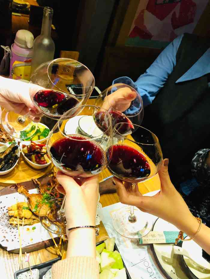 胡桃里音乐酒馆(浦西万达店)-"比陈奕迅靓的老板,叫我加他们的微信工