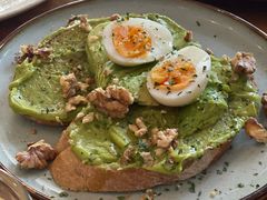 牛油果煮蛋吐司-RAC BAR(安福路店)