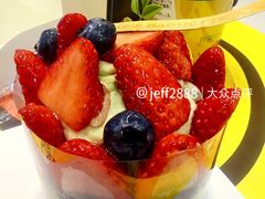 草莓开心果慕斯蛋糕-巴黎贝甜(大宁国际商业广场店)