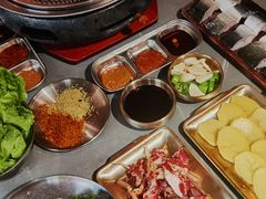 -围炉肉舍•炭烤活鳗•丹东海鲜烤肉(步行街店)