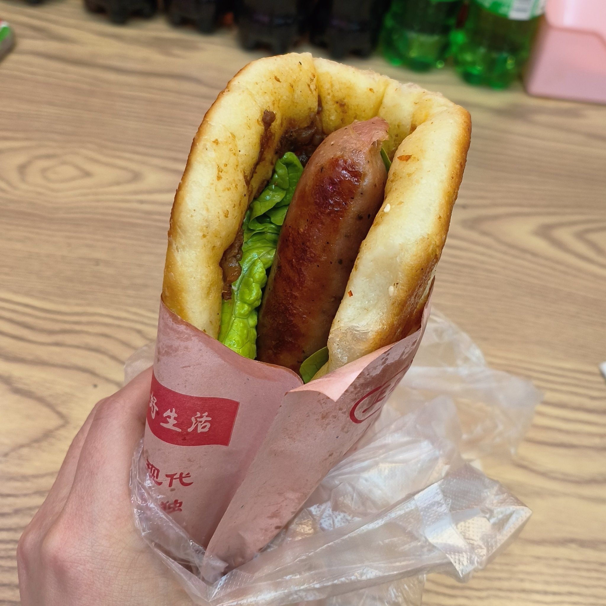 汤底就是跟家里吃的酸汤水饺的口感差不多,但是这一家的馋嘴饼吃起来