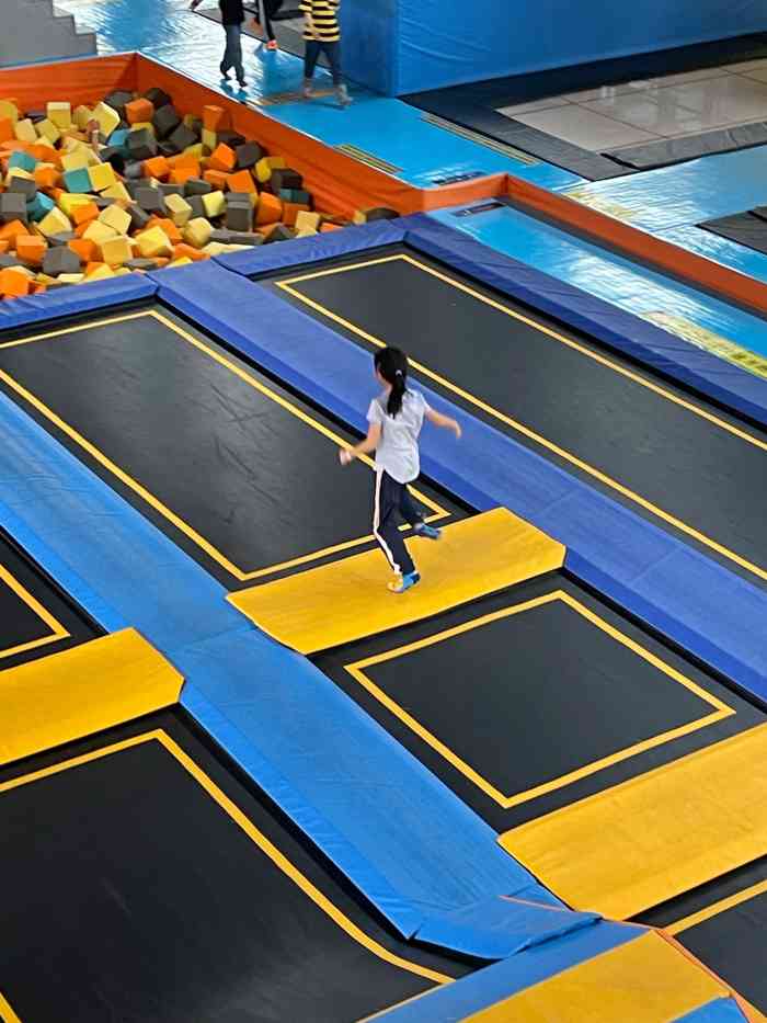 gjump蹦床公园滨江店