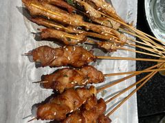 -何妹湿辣牛肉·粤式烧烤砂煲(桂雅路店)