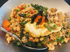 罗勒叶炒猪肉配荷包蛋-simply thai天泰(世纪汇店)