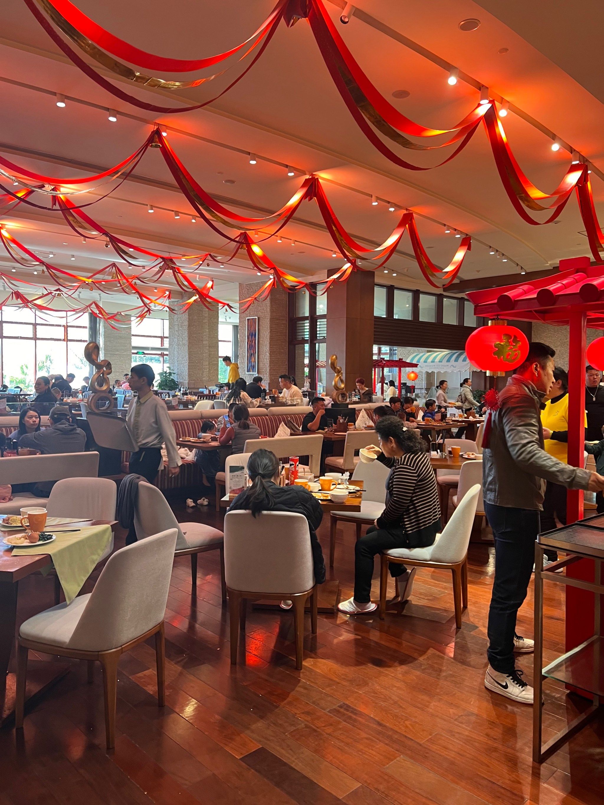 10点人爆满的酒店餐厅
