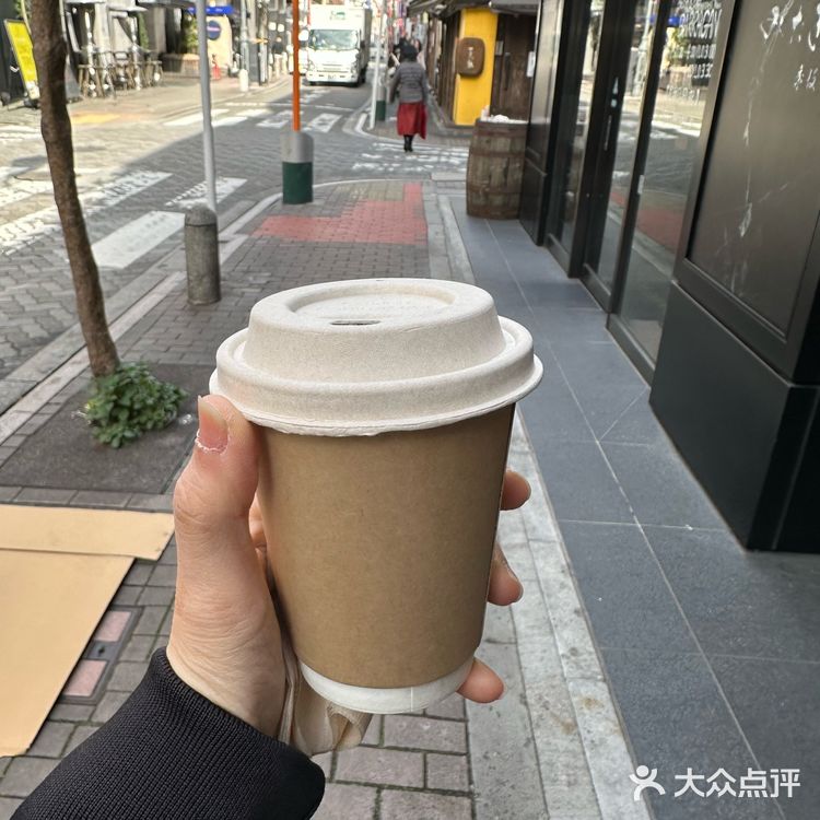 在店门口等开门[偷笑]一定要喝到的热黑咖