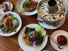 -Chom Cafe and Restaurant