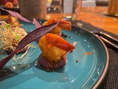煎虾配紫薯泥薯片及姜味柠檬汁-AZUL by FUEL蓝色·法式酒馆(琶醍店)
