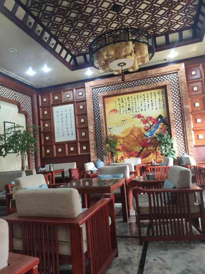 在万达广场外面二楼上在路过上就能看见,和同学约在这家茶楼聊聊天