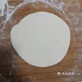 擀开后抹上芝麻酱，撒上盐