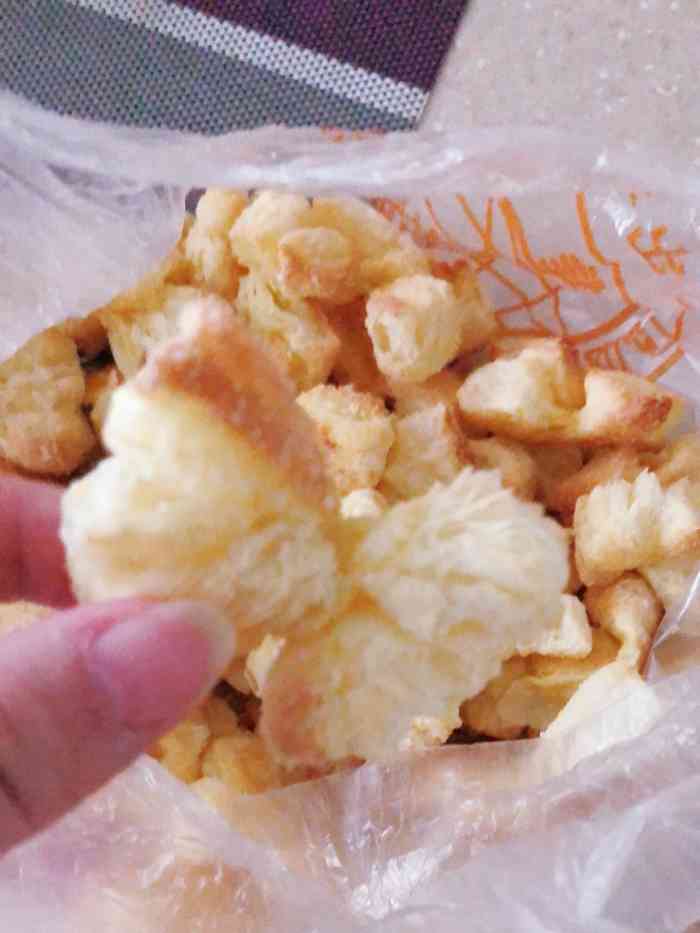 蝴蝶酥很好吃椰蓉条很一般价格比较便宜只可惜同样价格不能混买其他的