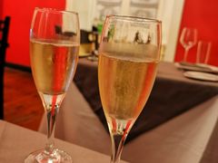 葡萄牙桃紅氣泡酒配草莓-ALBERGUE 1601 婆仔屋葡国餐厅