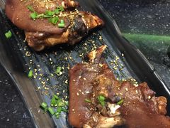 老太太秘制烤猪蹄-冰城小镇音乐串吧·聚会餐厅(百子湾店)