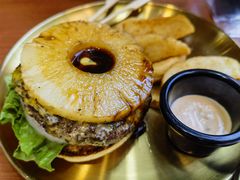 焦糖烤菠萝牛肉汉堡-魏斯理汉堡(西安沣东吾悦店)
