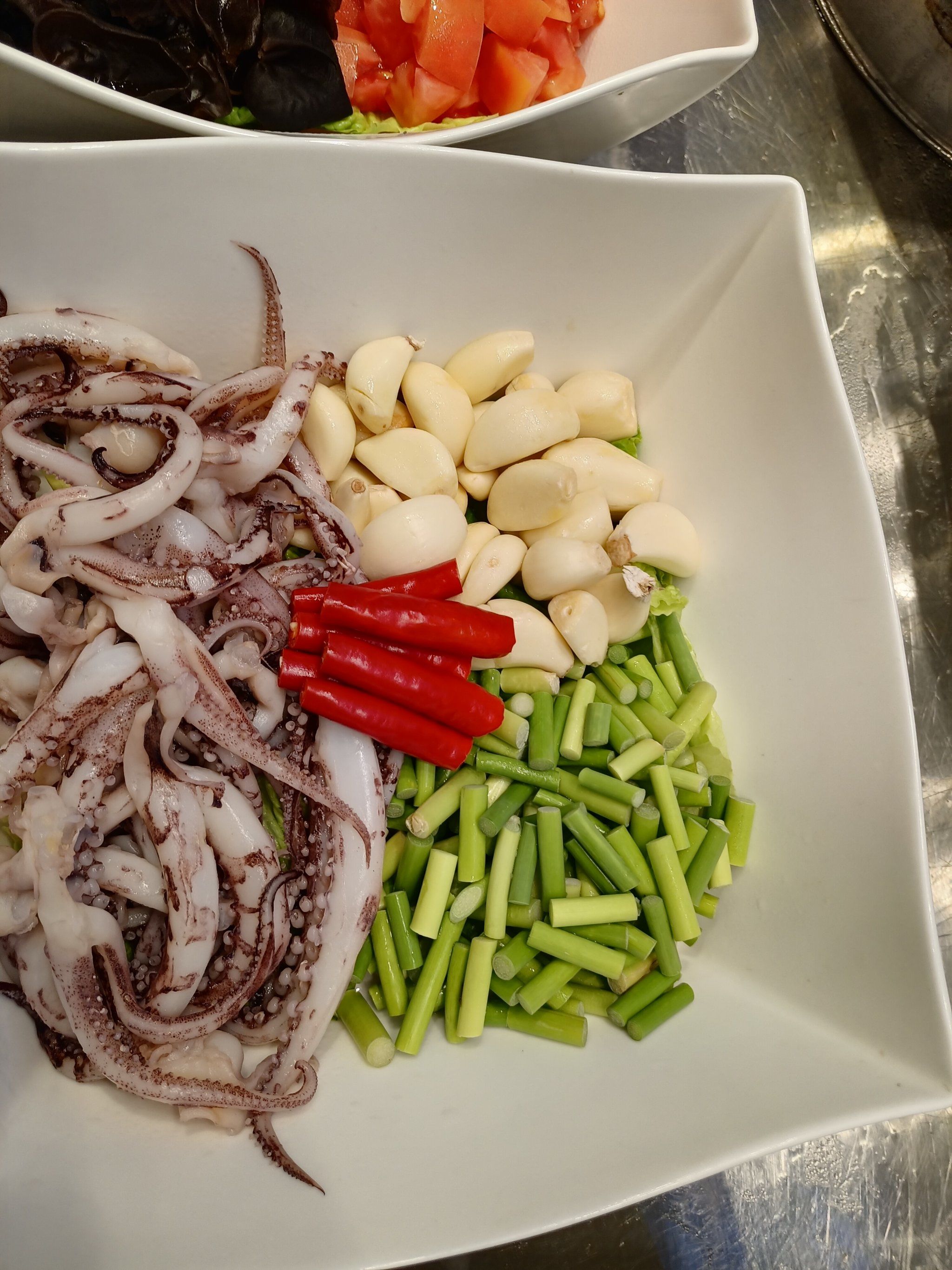 自助小吃铁板鱿鱼的香味扑鼻,吃起来外酥