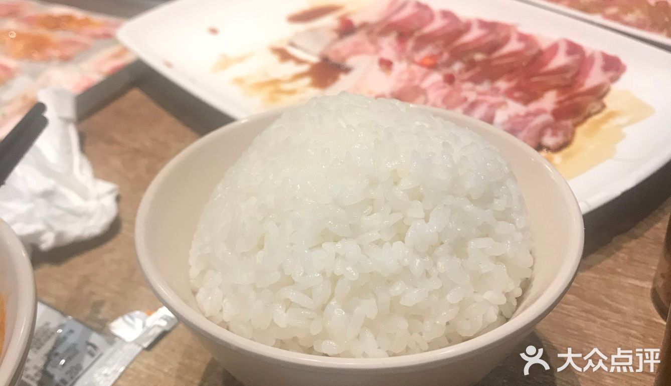 堂食只能2人并排坐，每桌还要间隔一米
