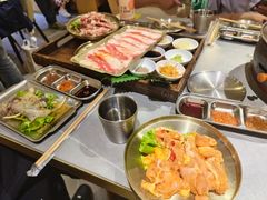 -围炉肉舍•炭烤活鳗•丹东海鲜烤肉(步行街店)