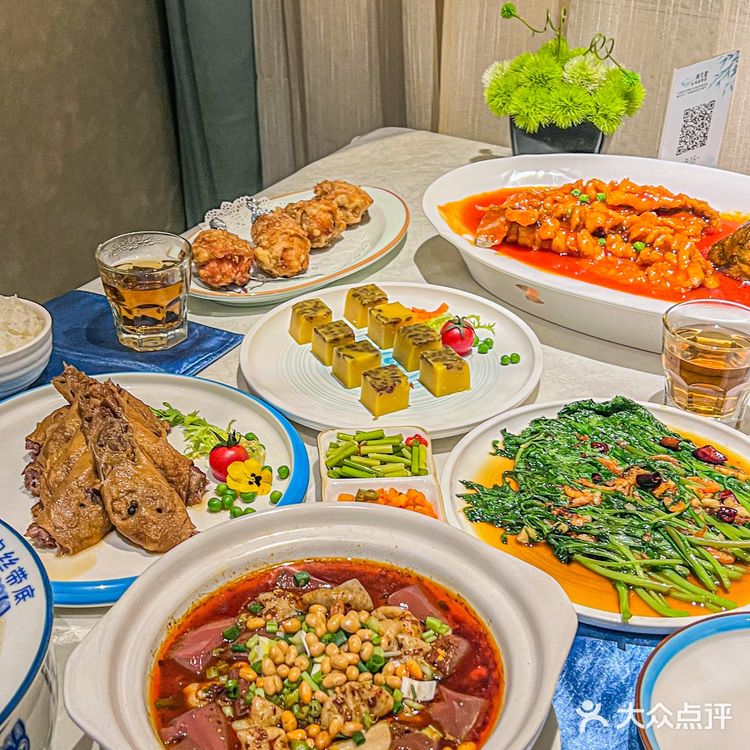 炸八块,这都是招牌 包括吃饭之前会有开胃小菜