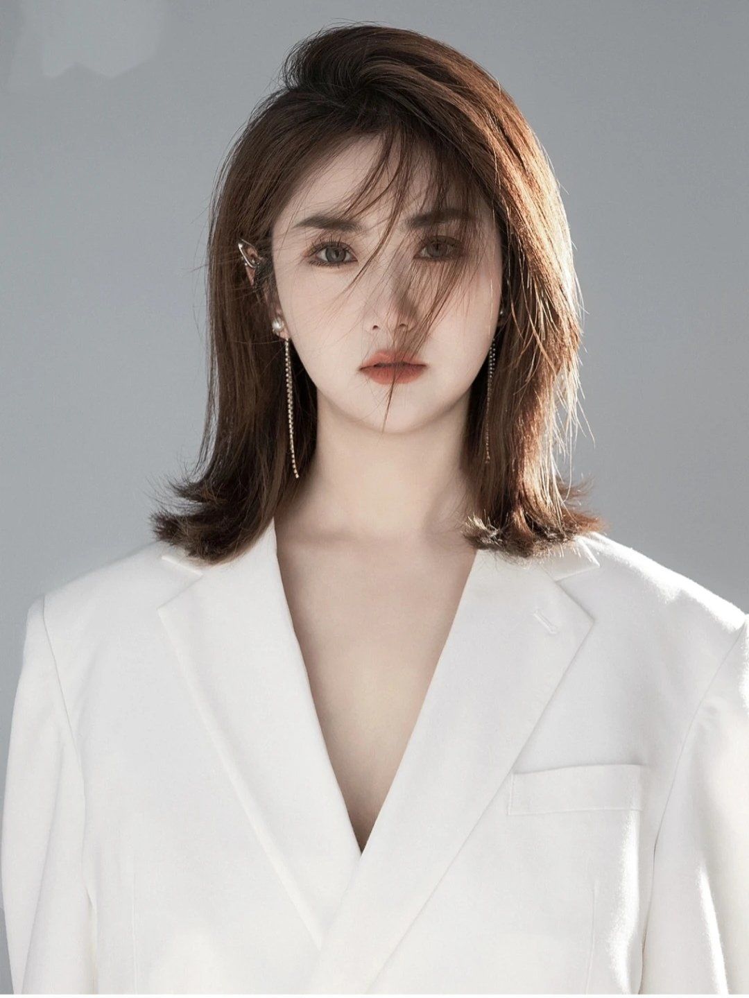 帅气干练的背头长发和坚定的眼神怀旧感满满的白色西服展现女性独特的