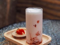 草莓牛乳茶-微饮cafe