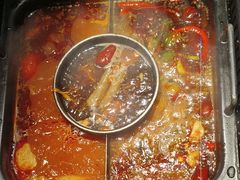 -老牌坊云南鱼豆花火锅(哈西万达店)