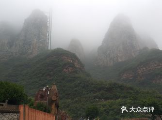 交通:交通很方便，下高速有指引