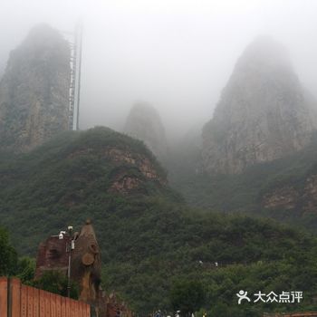 交通:交通很方便，下高速有指引