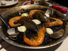 传统西班牙墨鱼汁海鲜饭-BROWNSTONE布朗石西班牙餐厅(深圳湾店)