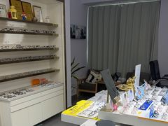 -视野联行眼镜•蔡司•依视路(温江店)