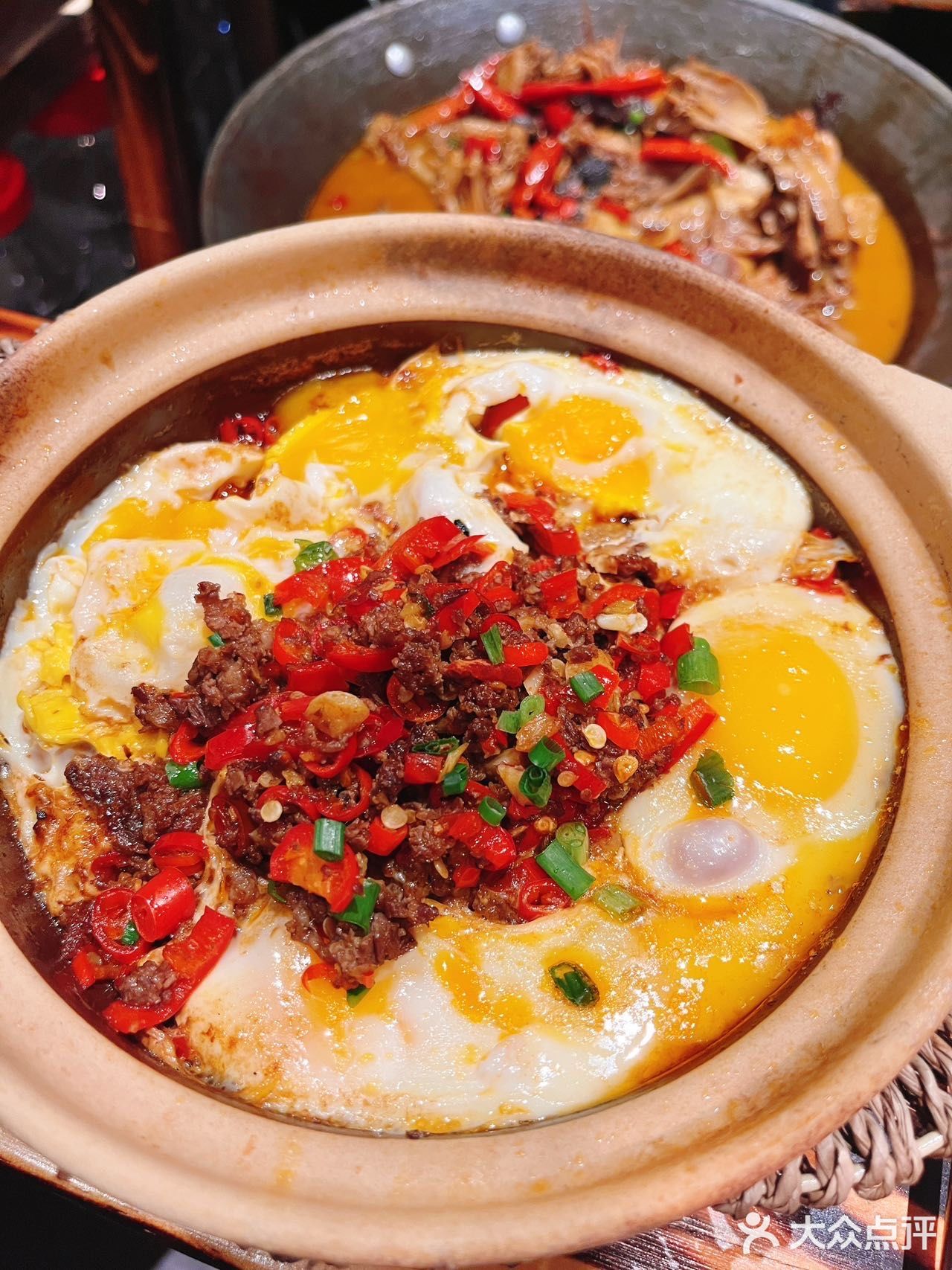 藏在小区里的湖南味｜板凳上的饭桌