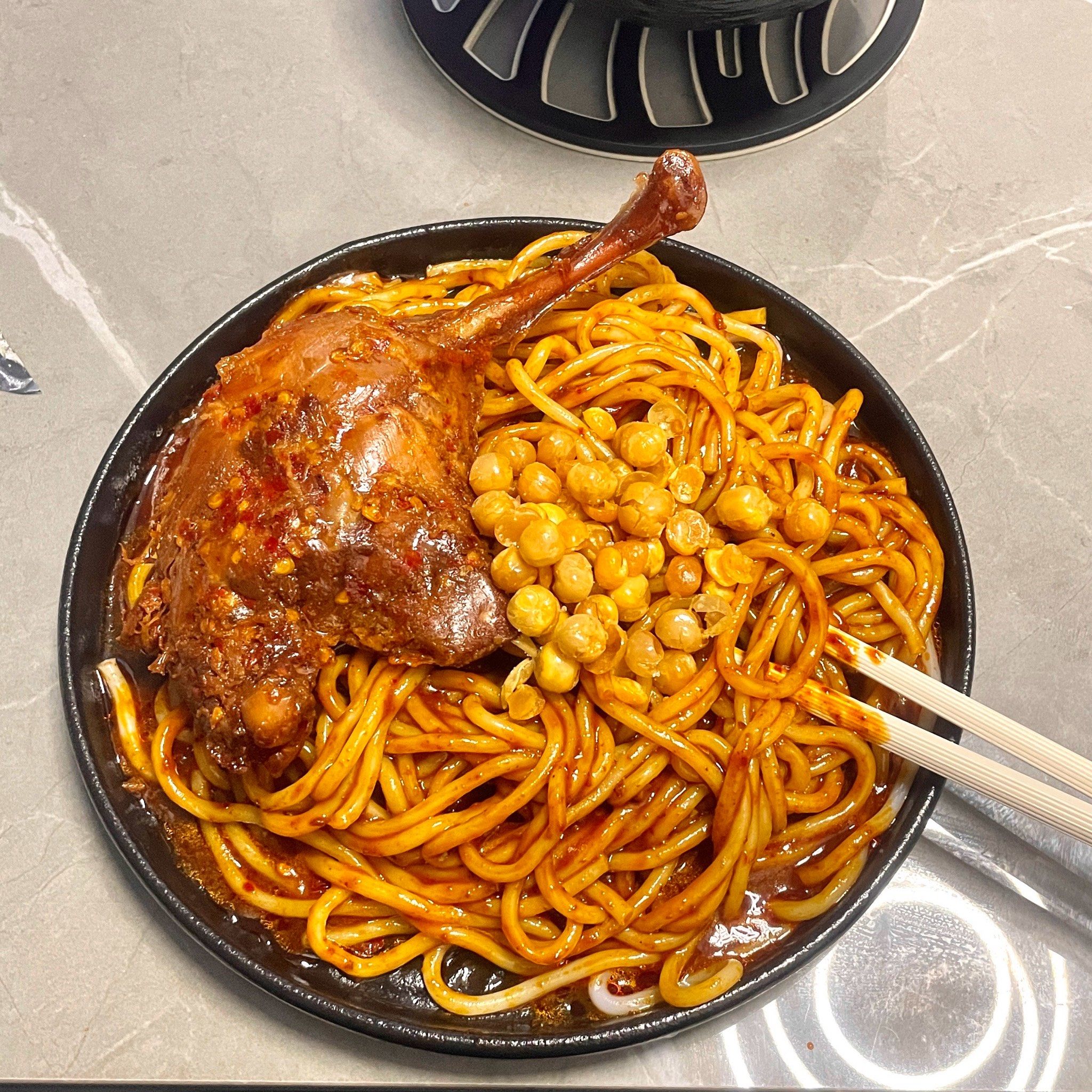 炒米粉搭配辣鸭腿