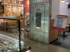 面包甜点陈列柜-老韩煸鸡·中国炸鸡(摩尔城店)