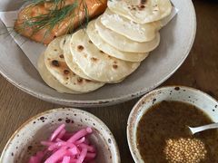 烟熏三文鱼配烤饺子皮和芥末籽酱-BOR Eatery(安福路店)